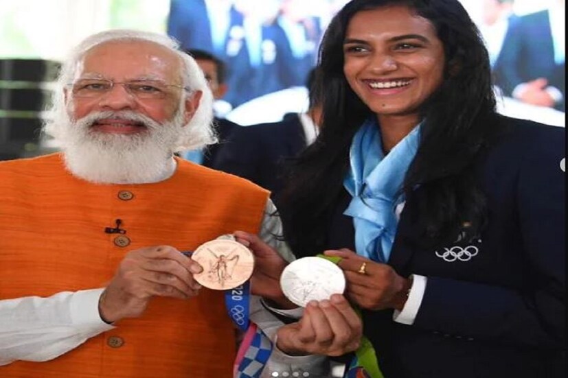 ব্যাডমিন্টন স্টার পিভি সিন্ধু ২০১৬ সালে রিও অলিম্পিক্সে ভারতীয় মহিলা অ্যাথলিট হিসেবে ইতিহাস তৈরি করে ফেলেন৷ তিনি অলিম্পিক্সের মঞ্চ থেকে রুপোর পদক জেতেন৷ প্রথম ভারতীয় মহিলা অ্যাথলিট হিসেবে এই কৃতিত্ব অর্জন করেন তিনি৷ টোকিও অলিম্পিক্সেও তিনি ফের পদক পান৷ এবার ছিল ব্রোঞ্জ মেডেল৷ তিনি ২ টি অলিম্পিক্স মেডেল জয়ী প্রথম ভারতীয় মহিলা অ্যাথলিট৷   (pc: pv sidhu instagram)