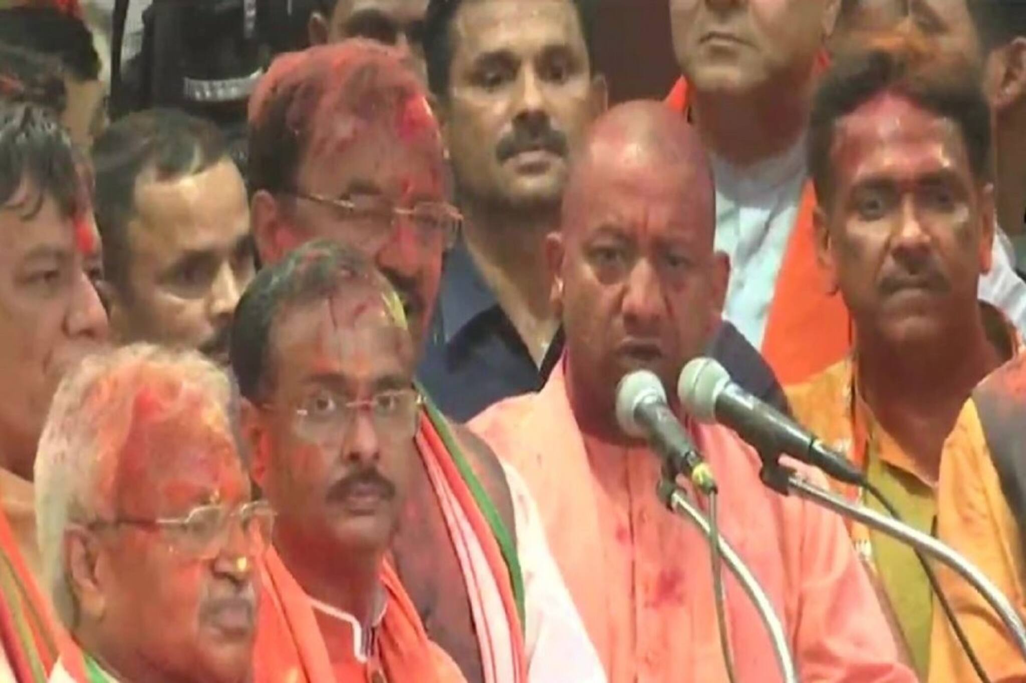 লখনউয়ে বিজেপি দফতরে পৌঁছলেন যোগী আদিত্যনাথ, শুরু গেরুয়া আবির খেলা