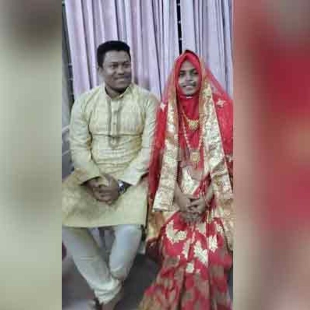 হাসপাতালের কেবিনে সেদিন লাল রঙের বেনারসি পরেছিলেন ক্যান্সার আক্রান্ত ফাহমিদা কামাল (২৬)। নাকে অক্সিজেনের নল লাগানো অবস্থায় বিয়ে করেছিলেন দীর্ঘদিনের প্রেমিককে। কিন্তু সংসার আর করা হল না তাঁর।