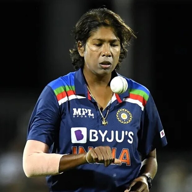 এদিন পাকিস্তানের বিরুদ্ধে ১০ ওভার বোলিং করে মাত্র ২৬ রান দিয়ে ২টি উইকেট নিয়েছেন ঝুলন গোস্বামী। 