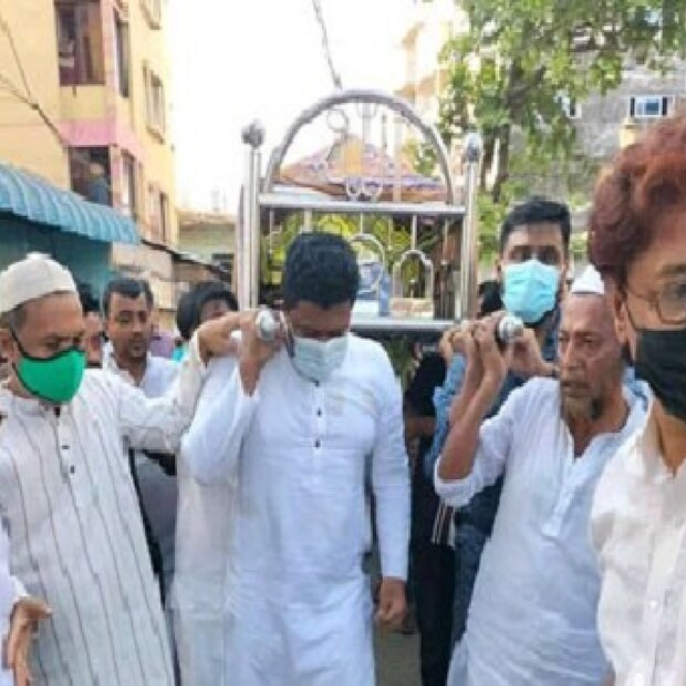 বিশ্ববিদ্যালয়ে পড়ার সময় হাসানের সঙ্গে পরিচয় হয়েছিল ফাহমিদার। তার পর একে অপরকে ভালবেসে ফেলেন। ফাহমিদার ক্যান্সার ধরা পড়ে। তবে হাসান চেয়েছিলেন তাঁকে বিয়ে করতে। বিয়ে হয়। ভালবাসা অমর হয়ে রইল। শুধু চলে গেলেন ফাহমিদা।