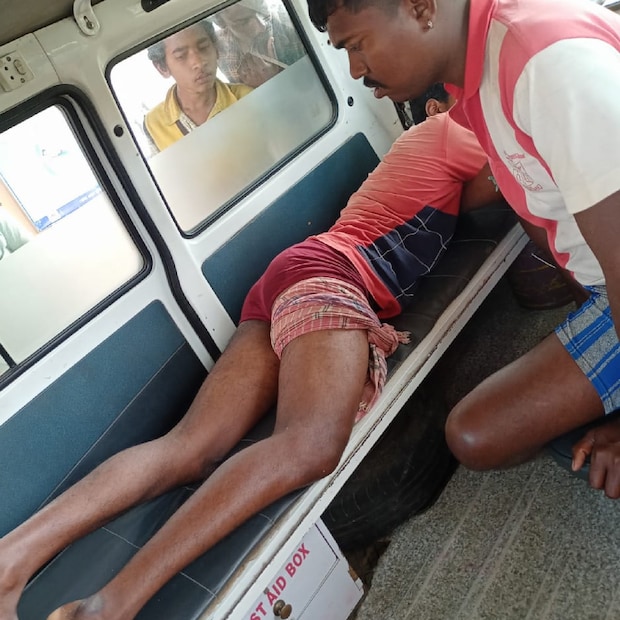 বন্য শূকরের ভয়ে দিনের আলোতেও গ্রামবাসীরা বাড়ির বাইরে বেরোতে ভয় পাচ্ছেন। গোটা এলাকায় প্রবল আতঙ্ক ছড়িয়েছে। 