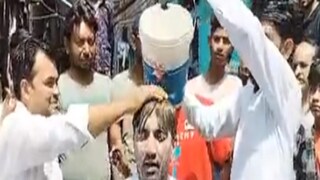 আপ কাউন্সিলরের দুধ স্নান