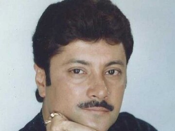 'অভিষেক চট্টোপাধ্যায়', প্রথম সারির টলিউড অভিনেতা হয়েও কখনও কিন্তু নিজেকে আলাদা করেননি স্টুডিওপাড়ার প্রিয় মুখ মিঠুদা। এককথায় ছিলেন 'মাটির মানুষ'! 'টি বয়' থেকে প্রোডাকশন ম্যানেজার থেকে সহ-অভিনেতা সকলকে একইভাবে ভালোবাসায় ভরিয়ে দিয়েছিলেন তিনি। সঙ্গে ছিল কাজের বিষয়ে চূড়ান্ত পেশাদারিত্ব।