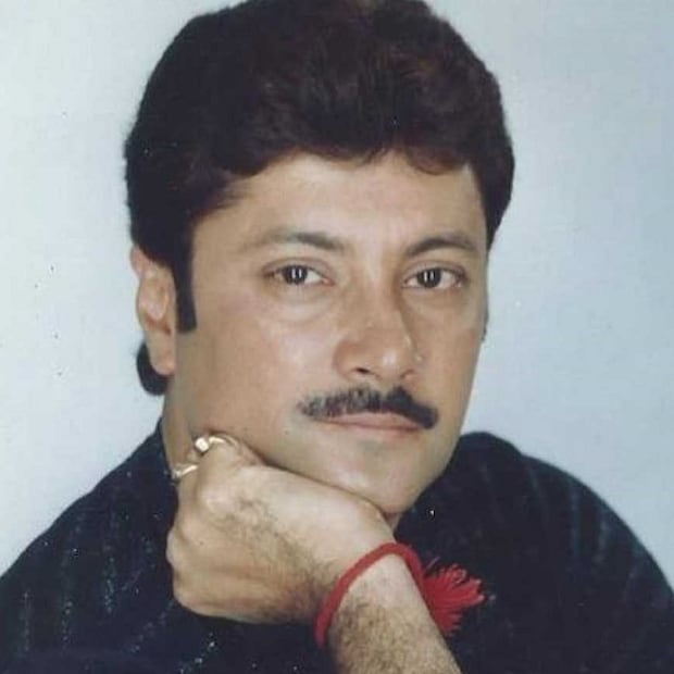 'অভিষেক চট্টোপাধ্যায়', প্রথম সারির টলিউড অভিনেতা হয়েও কখনও কিন্তু নিজেকে আলাদা করেননি স্টুডিওপাড়ার প্রিয় মুখ মিঠুদা। এককথায় ছিলেন 'মাটির মানুষ'! 'টি বয়' থেকে প্রোডাকশন ম্যানেজার থেকে সহ-অভিনেতা সকলকে একইভাবে ভালোবাসায় ভরিয়ে দিয়েছিলেন তিনি। সঙ্গে ছিল কাজের বিষয়ে চূড়ান্ত পেশাদারিত্ব।
