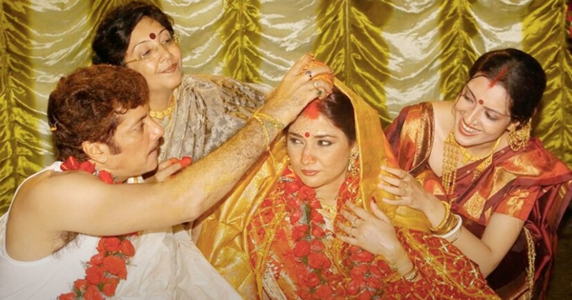 কনের পাশে ছিলেন অর্পিতা চট্টোপাধ্যায়। সংযুক্তার সিঁথিতে সিঁদুর পরিয়ে দিচ্ছিলেন অভিষেক, পাশে হাসি মুখে প্রসেনজিত ঘরণী অর্পিতা চট্টোপাধ্যায়। সিঁদুরদানের পরেই লজ্জাবস্ত্রটি টেনে দিয়ে প্রসেনজিৎ-ঘরণী খুনসুটিতে ভরিয়ে দিয়েছিলেন সেই মহার্ঘ্য মুহূর্ত।