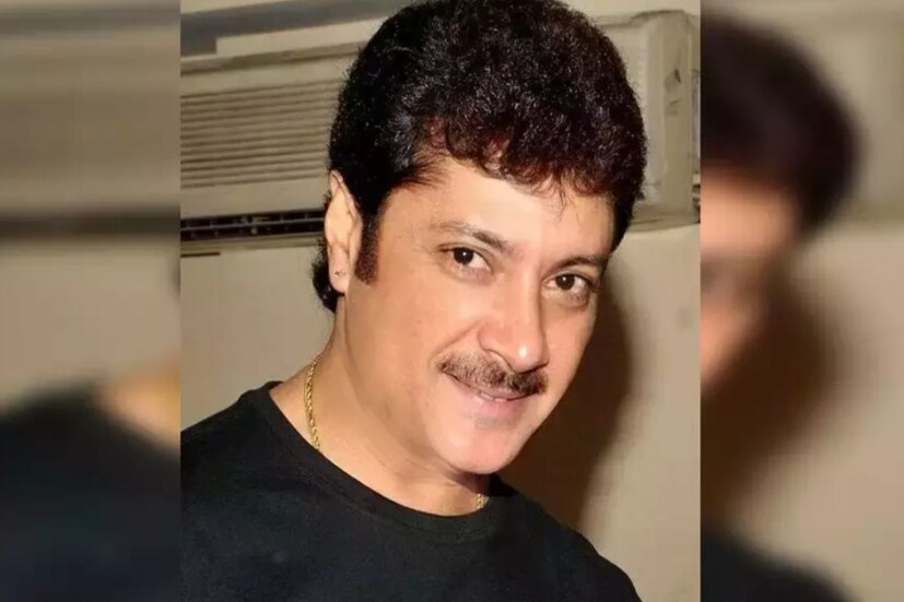 লক্ষ্মীবারের সকালেই যেন নারায়ণ-শূন্য হল ঘর। বিনা মেঘে নেমে এলো বজ্রপাত। আচমকা সবাইকে স্তম্ভিত করে চলে গেলেন টলিউডের জনপ্রিয় অভিনেতা অভিষেক চট্টোপাধ্যায়। সিনেমার জগতে পা দিয়েই নজর কেড়ে নেন অভিষেক (Abhishek Chatterjee )। নজর কেড়ে নেন তাঁর 'কার্তিকের মতো রূপ' এবং একইসঙ্গে দৃপ্ত অভিনয় ক্ষমতা দিয়ে। প্রথম ছবি থেকেই নিজের স্বাতন্ত্রের স্বাক্ষর রেখেছিলেন এই অভিনেতা। বুঝিয়ে দিয়েছিলেন তথাকথিত 'হিরো' হতেই ময়দানে নেমেছেন তিনি। লক্ষ্মীবারের সকালেই যেন নারায়ণ-শূন্য হল ঘর। বিনা মেঘে নেমে এলো বজ্রপাত। আচমকা সবাইকে স্তম্ভিত করে চলে গেলেন টলিউডের জনপ্রিয় অভিনেতা অভিষেক চট্টোপাধ্যায়। সিনেমার জগতে পা দিয়েই নজর কেড়ে নেন অভিষেক (Abhishek Chatterjee )। নজর কেড়ে নেন তাঁর 'কার্তিকের মতো রূপ' এবং একইসঙ্গে দৃপ্ত অভিনয় ক্ষমতা দিয়ে। প্রথম ছবি থেকেই নিজের স্বাতন্ত্রের স্বাক্ষর রেখেছিলেন এই অভিনেতা। বুঝিয়ে দিয়েছিলেন তথাকথিত 'হিরো' হতেই ময়দানে নেমেছেন তিনি।