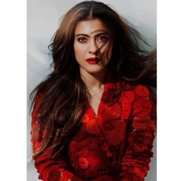 তবে নিন্দুকদের জবাব দিয়েছেন কাজলের অনুরাগীরাই। এক মহিলা লিখছেন, &quot;উনি মোটেই গর্ভবতী না। ২ সন্তানের জন্ম দিয়ে আমার পেটও এমন হয়ে গিয়েছে। আমাকেও অনেকে এভাবে জিজ্ঞাসা করেন আমি গর্ভবতী কিনা। এটা অপমানজনক।&quot;