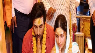 এছাড়াও দিল্লির চাট সেন্টার ও লখনউয়ের কাবাব সেন্টারও থাকবে বিয়েতে। আমিষ পদ থাকবে নানা রকমের। সেই জন্যই লখনউ থেকে শেফ নিয়ে আসা হচ্ছে। 
