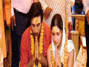 এছাড়াও দিল্লির চাট সেন্টার ও লখনউয়ের কাবাব সেন্টারও থাকবে বিয়েতে। আমিষ পদ থাকবে নানা রকমের। সেই জন্যই লখনউ থেকে শেফ নিয়ে আসা হচ্ছে। 
