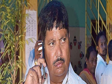 অনড় অর্জুন৷ 