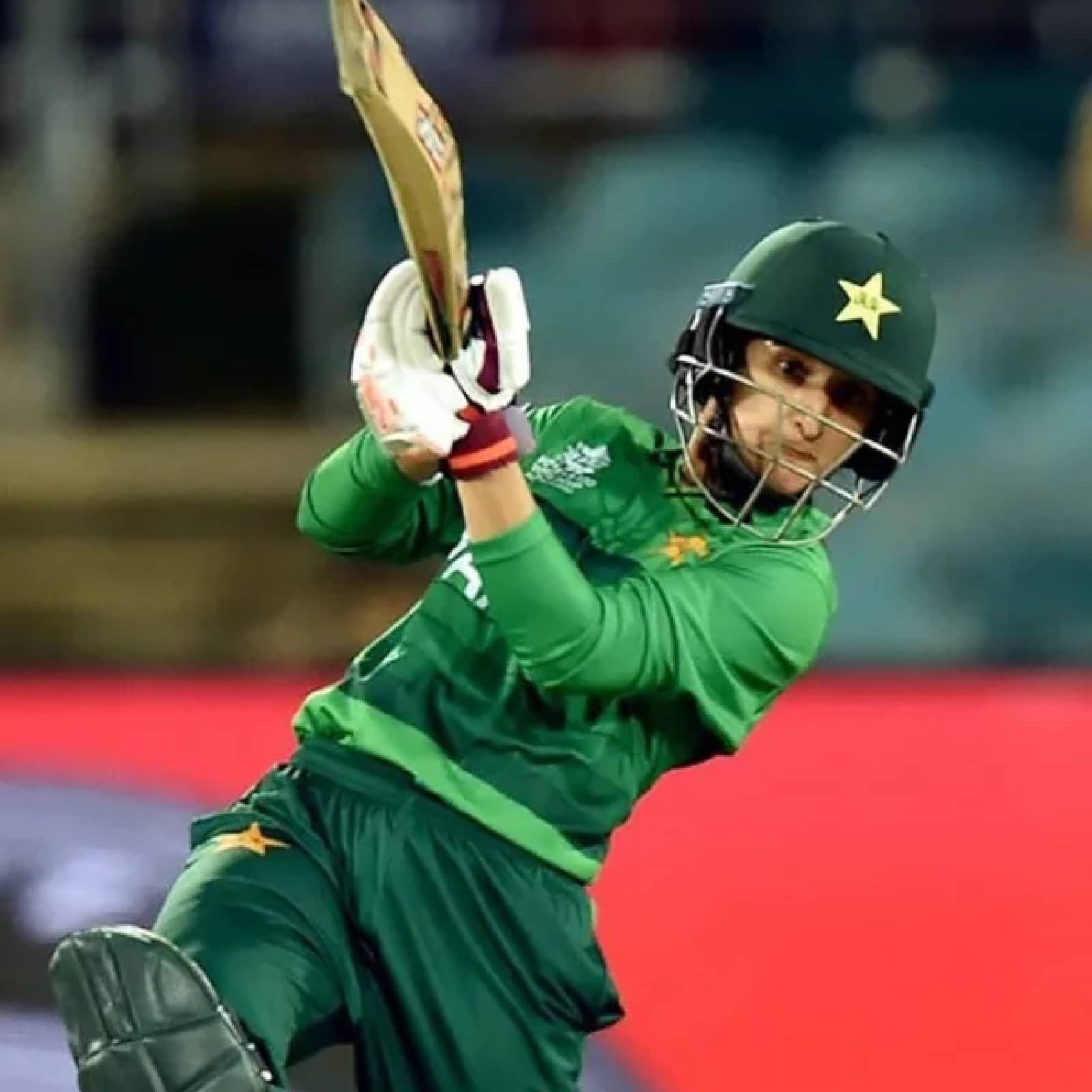 গত বছর থেকে পাকিস্তান ক্রিকেট বোর্ড মহিলা ক্রিকেটারদের জন্য প্যারেন্টাল লিভ ঘোষণা করে। পাক অধিনায়িকা বিসমা মাহরুফ সন্তানকে সামলানোর সময় পান কিছুদিন। এক বছর ছুটি কাটিয়ে আবার দেশের জার্সি গায়ে বিসমা। আর এই এক বছরে পাক বোর্ড তাঁর বেতনে কোপ বসায়নি।