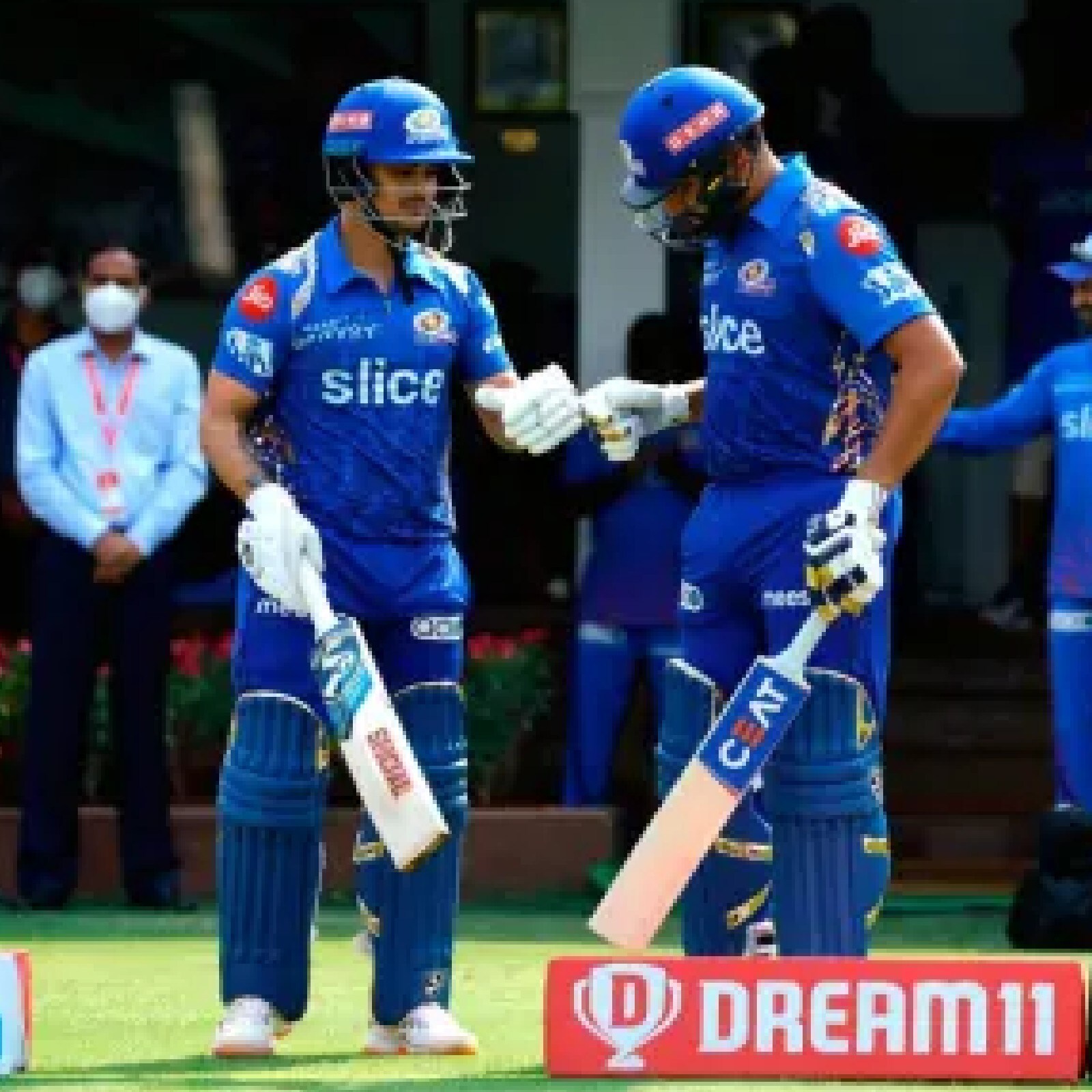 ঈশান কিষাণ এদিন ৪৮ বলে ৮১ রানের ঝোড়ো ইনিংস খেললেন। রোহিত শর্মা করলেন ৩২ বলে ৪১ রান।