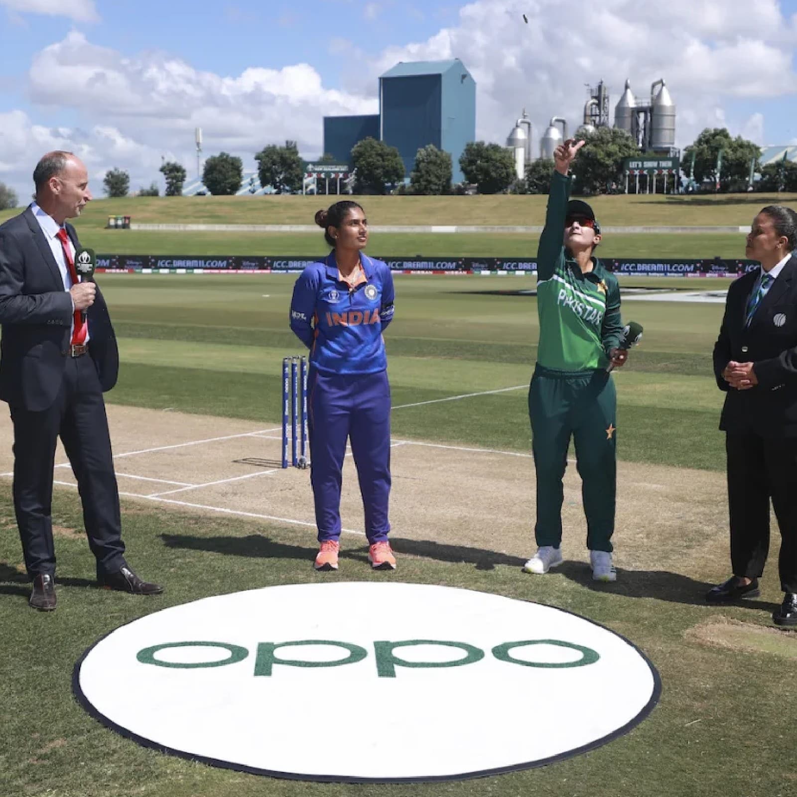 নিউ জিল্যান্ডে মহিলাদের বিশ্বকাপে ভারত-পাকিস্তান ম্যাচের আগে বিসমার একটি ছবি ভাইরাল হয়েছে। এদিন নিজের সন্তানকে কোলে নিয়ে স্টেডিয়ামে এসেছিলেন মাহরুফ। পাকিস্তানের ক্যাুপ্টেনকে দেখে সবাই বলছেন, সত্যি, মেয়েদের পক্ষেই এমনটা সম্ভব। 