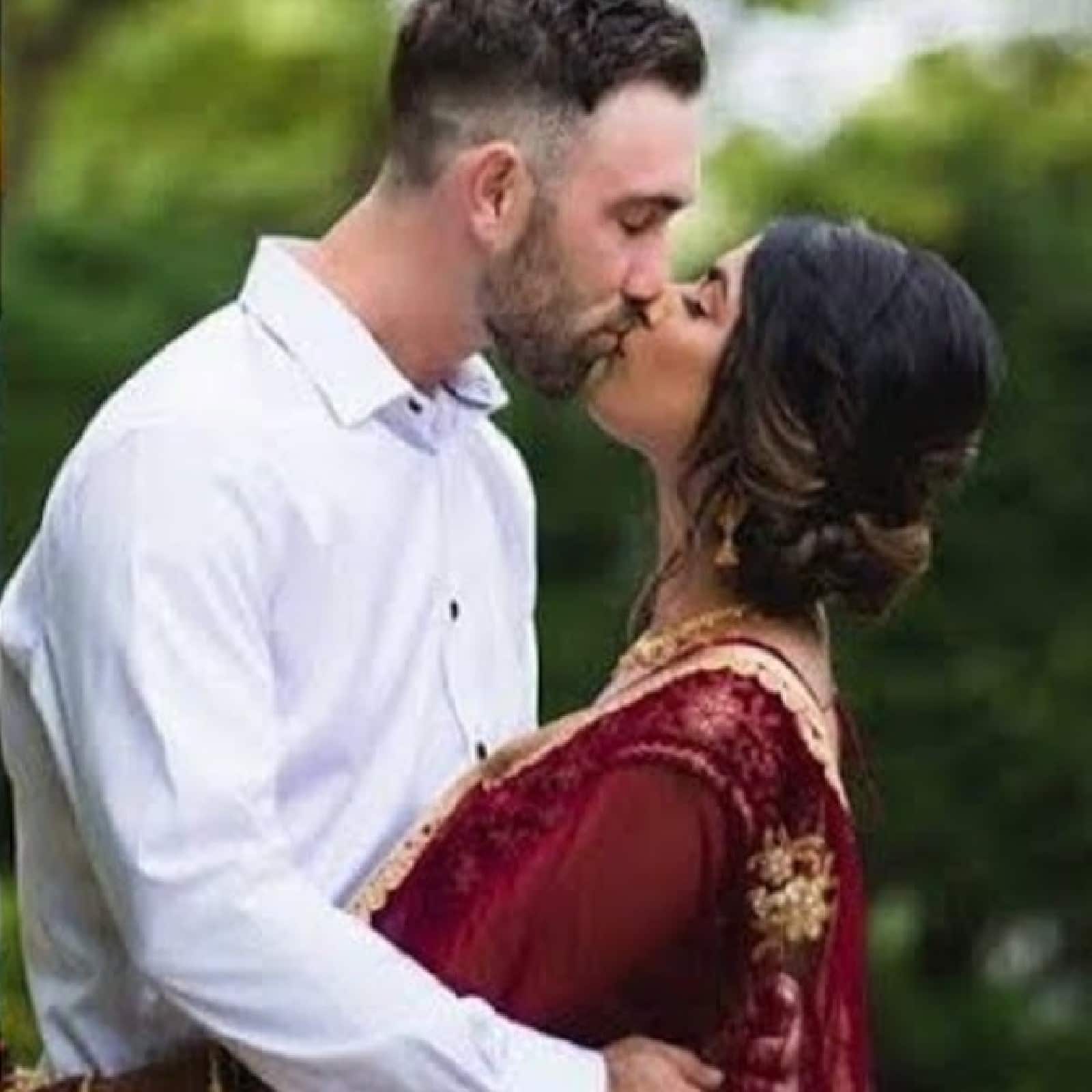গ্লেন ম্যাক্সওয়েল বিয়েতে জুতো লুকিয়ে রাখার এই রীতি সম্পর্কে জানতেন না। তিনি ভাবেন, কেউ হয়তো সত্যিই তাঁর দামি জুতো জোড়া চুরি করেছে।