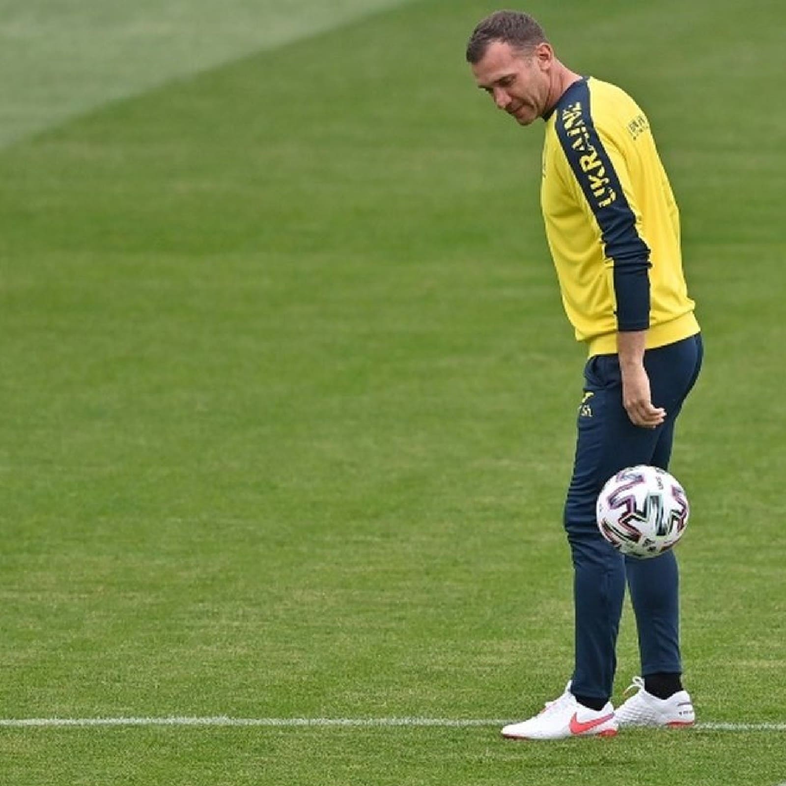 শেভচেঙ্কো বলছিলেন, আমাদের দেশের প্রেসিডেন্ট লোদিমির জেলেনস্কি সাহসী সিদ্ধান্ত নিয়েছেন। তিনি চাইলে পালাতে পারতেন। কিন্তু তিনি যুদ্ধক্ষেত্রে আছেন। দেশবাসীর সঙ্গে আছেন। আমরা এত সহজে হার মানব না। রাশিয়ার বিরুদ্ধে আমরা রুখে দাঁড়াব।