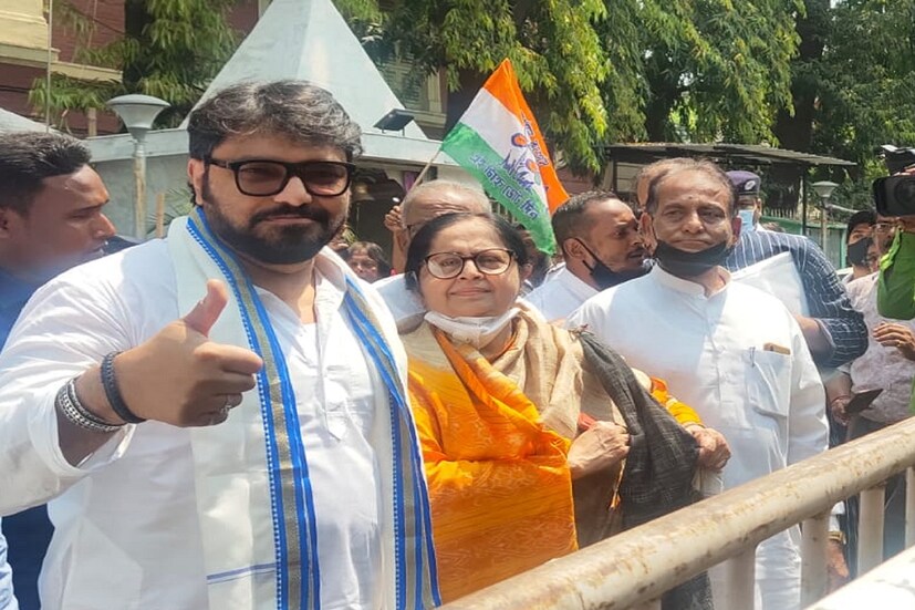 শেষমেশ তৃণমূল নেত্রী মমতা বন্দ্যোপাধ্যায়ের নির্দেশে সোমবার মনোনয়ন জমা দিচ্ছেন বালিগঞ্জ উপনির্বাচনের তৃণমূল প্রার্থী বাবুল সুপ্রিয় (Babul Supriyo)। এদিন সকাল সাড়ে দশটায় আলিপুরের সার্ভে বিল্ডিংয়ে মনোনয়নপত্র জমা দিতে যান বাবুল। সেখানে ঢোকার আগে ও পরে তৃণমূল কর্মীসমর্থকদের ধন্যবাদ জানিয়েছেন তিনি।