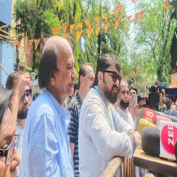ভোটারদের থেকে কী প্রতিক্রিয়া পাচ্ছেন? আশাবাদী বাবুলের জবাব, ''লোকে তো এখন আমায় ডেকে ডেকে চা খাওয়াচ্ছে। আমি চা, সিঙ্গারা খেয়ে প্রচার সারছি। আমার সঙ্গে সকলের বন্ধুত্ব হয়ে গেছে। শতাংশের বিচারে খেলার হিসাব ছাড়ুন। উপনির্বাচনে ভোট কম পড়ে। সবাইকে অনুরোধ করছি ভোট দিতে আসুন। বিজেপির আইটি সেল খুব স্ট্রং। তাই সোশ্যাল মিডিয়া নিয়ে ভাববেন না।''