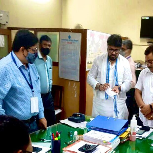 বালিগঞ্জের তৃণমূল প্রার্থীর সংযোজন, ''আসানসোলে শত্রুঘ্ন সিনহার সঙ্গে কথা হয়েছে। আমার যাওয়ার ইচ্ছা ছিল ওখানে। ওঁর আর আমার গল্প এক। দুজনেই আমরা বিজেপির হয়ে একাধিক প্রচার করেছি। একাধিক জায়গায় গিয়েছি। একসঙ্গে আমরা কাজ করব৷ আসানসোল আমার কাছে স্পেশ্যাল। আমি সব কাজ করেছি। আমি আসানসোল যাব প্রচারে। কথা হয়েছে, দিন ঠিক হবে। কাল আমি দিল্লি যাব৷''