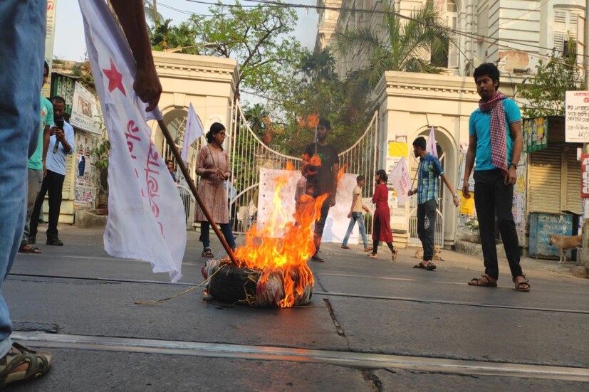 পেট্রোপণ্যের মূল্যবৃদ্ধি সহ একাধিক দাবিতে বাম শ্রমিক সংগঠন সি আই টি ইউ ইউ এর ডাকা দু'দিনের সাধারণ ধর্মঘটের প্রথম দিনে বিক্ষিপ্ত অশান্তির ছবি রাজ্যের বিভিন্ন প্রান্তে। কলকাতার বিভিন্ন রাস্তায় বাম কর্মীসমর্থকদের প্রতিবাদ কর্মসূচিতে বন্ধ হয় যান চলাচল।