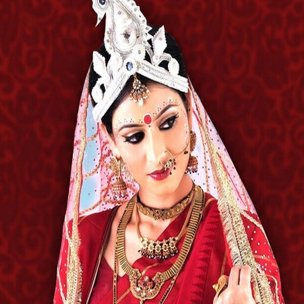 যান্ত্রিক ক্ষতি: চুলের সবচেয়ে বেশি ক্ষতি হয় যান্ত্রিক কারণে। হেয়ার ড্রায়ার ব্যবহার, তোয়ালে দিয়ে শুকনো বা ঘন ঘন চুলে আঙুল চালানোর জন্য এমনটা হতে পারে। এই ধরনের ক্রিয়াকলাপ যাতে কমানো যায়, সে দিকে খেয়াল রাখতে হবে।