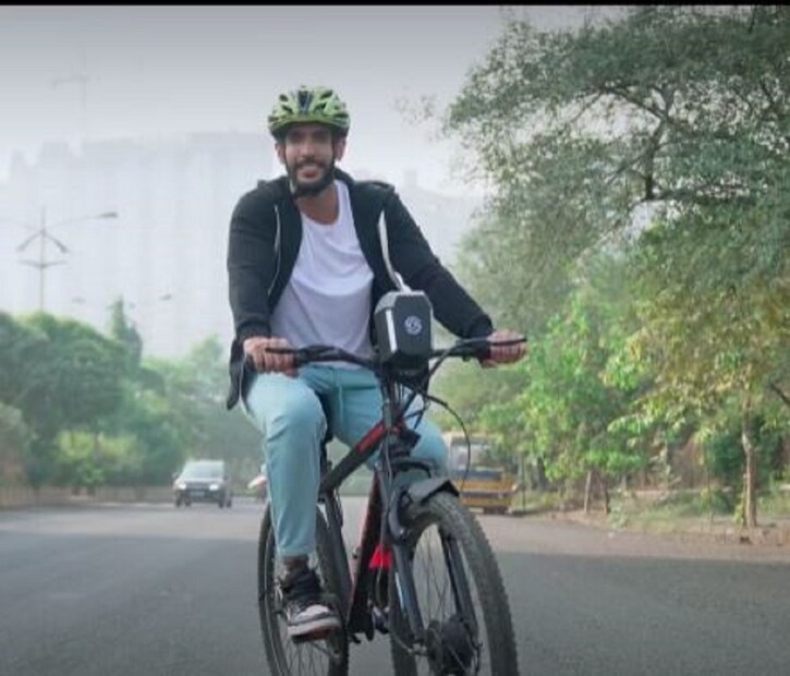 এক বার চার্জ দিলে এটি চলবে ২৫ কিলোমিটার। মাত্র ১ ঘণ্টায় এটির ৭০ শতাংশ চার্জ হয়ে যাবে। সেই কারণে যে কোনও স্থানে এটিকে সহজে চার্জ দিয়ে নেওয়া যাবে। 