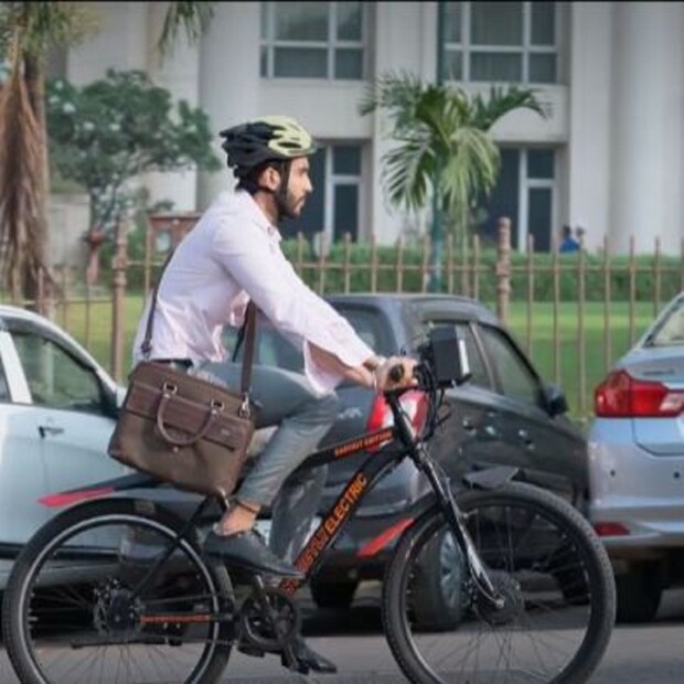 যদি বেশি দূরত্ব যেতে চান আপনি, তাহলে প্যাডেল অ্যাসিস্ট মোড ব্যবহার করতে পারেন। সেখানে আপনার প্যাডেল করার কারণে ব্যাটির খরচ কমবে। তারপর ব্যাডেল ব্যবহার করার ইচ্ছা না হলে আপনি ফের ব্যাটারিতে ফিরে যেতে পারবেন।