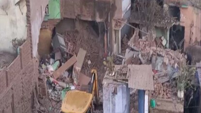 ভাগলপুরে প্রাণঘাতী বিস্ফোরণ
Photo Courtesy : ANI ভাগলপুরে প্রাণঘাতী বিস্ফোরণ
Photo Courtesy : ANI