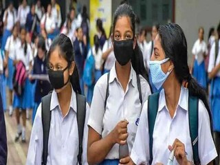 স্কুলে নীল-সাদা পোশাক
প্রতীকী ছবি। 