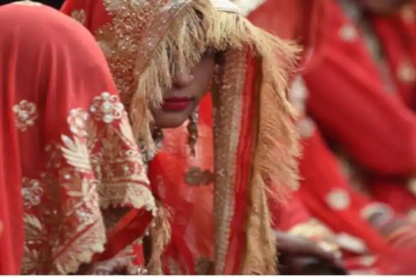 পারিবারিক বিবাদে জমি, সম্পত্তি ও বাড়ি ভাগের কথা নিশ্চয়ই শুনেছেন, কিন্তু কখনও স্বামীর বিভাজনের কথা শুনেছেন? এমনই এক চমকপ্রদ ঘটনা সামনে এসেছে বিহারের পূর্ণিয়া থেকে। যেখানে দুই স্ত্রীর সম্মতিতে এক স্বামীকে ভাগ করা হয়েছে। স্বামীর দুই স্ত্রীর মধ্যে বিচ্ছেদের চাঞ্চল্যকর ঘটনা সামনে আসার পর মানুষ তো হতবাক!
