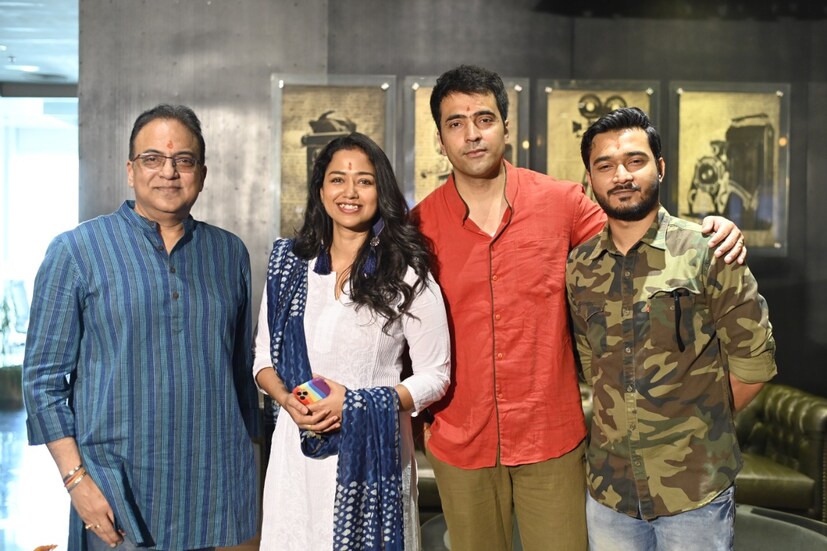সম্প্রতি কয়েক দিন আগে দোল উৎসব হয়ে গিয়েছে। তবে আবিরের রং যেন বেশি গাঢ় হলো বুধবার। এই মনে হয় বেশ কিছু দিন দেখা যাচ্ছে না তাঁকে। তাঁর বিশাল ভক্তকুল তাঁকে মিস করেন। আবার বিরাট ভাবে ফিরে আসেন  আবির চট্টোপাধ্যায়। 