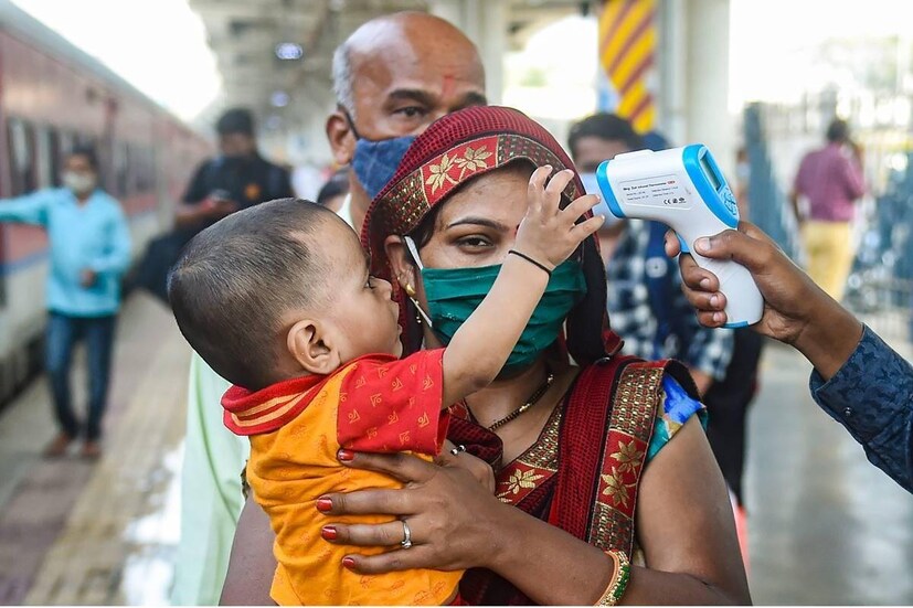 স্বাস্থ্য ও পরিবারকল্যাণ মন্ত্রকের (Ministry of Health and Family Welfare) দেওয়া শুক্রবারের রিপোর্ট অনুযায়ী, গত ২৪ ঘণ্টায় দেশে করোনা (Coronavirus) আক্রান্ত হয়েছেন ১৭ হাজার ৩৩৬ জন। যা গতকালের থেকে সামান্য হলেও বেশি। এর মধ্যে শুধু মহারাষ্ট্রেই আক্রান্ত ৫ হাজারের বেশি। কেরলের অবস্থাও সঙ্গীন। রাজধানী দিল্লির পরিস্থিতিও উদ্বেগজনক।