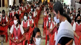 কেন্দ্রীয় স্বাস্থ্যমন্ত্রক জানিয়েছে, যেভাবে এতদিন প্রথম দুই ডোজের বিনামূল্যে টিকাকরণ চলছিল, তা চলবে৷ ১৫ বছরের উপরে বয়স, দেশের এমন নাগরিকদের ৯৬ শতাংশই করোনার অন্তত একটি ডোজের টিকা পেয়েছেন বলেও জানানো হয়েছে৷
কেন্দ্রীয় স্বাস্থ্যমন্ত্রক জানিয়েছে, যেভাবে এতদিন প্রথম দুই ডোজের বিনামূল্যে টিকাকরণ চলছিল, তা চলবে৷ ১৫ বছরের উপরে বয়স, দেশের এমন নাগরিকদের ৯৬ শতাংশই করোনার অন্তত একটি ডোজের টিকা পেয়েছেন বলেও জানানো হয়েছে৷