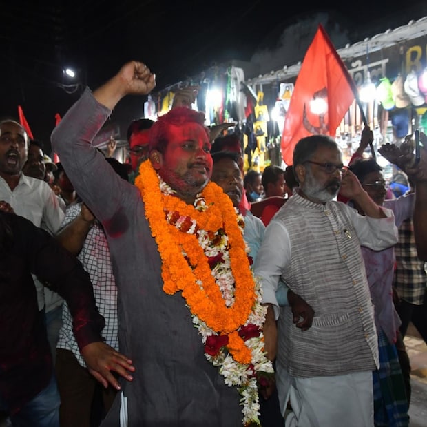 তবে অনুব্রত মণ্ডলের গড় বীরভূম বিরোধী শূন্য হয়েও হল না। রামপুরহাট পৌরসভার একমাত্র ১৭ নম্বর ওয়ার্ডে লাল পতাকা তুলে ধরলেন সিপিআইএম প্রার্থী সঞ্জীব মল্লিক৷ অনুব্রত মণ্ডলের গড়ে জেলে বসেই জয়ী সিপিআইএম প্রার্থী ৷ রামপুরহাট পৌরসভায় ১৭ নম্বর ওয়ার্ডের সিপিআইএম প্রার্থী সঞ্জীব মল্লিক ১৫৩ ভোটে জয়লাভ করেছেন৷ (তথ্য ও ছবি: অক্ষয় ধীবর) 