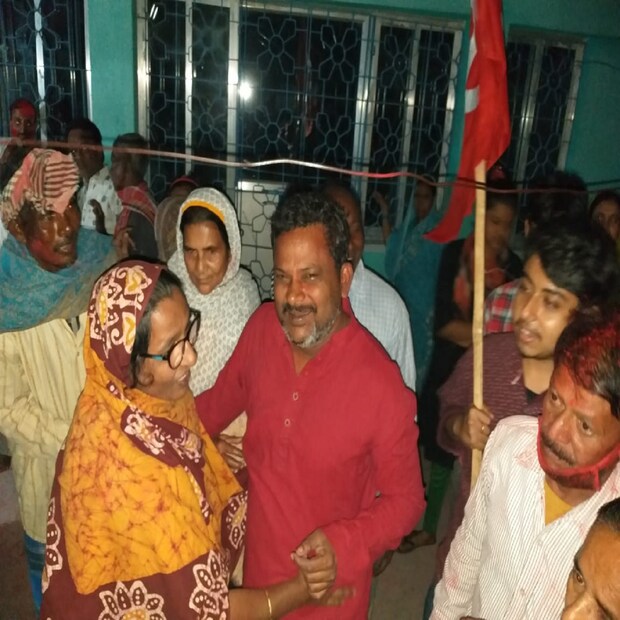 জেলার ৫টি পৌরসভার মধ্যে এই একটি মাত্র ওয়ার্ডে খাতা খুলেছেন বিরোধী প্রার্থী।  বীরভূম জেলায় ৫টি পৌরসভাতেই ঘাসফুলের জয়জয়কার। সব পৌরসভার সব ওয়ার্ডেই জয়ী তৃণমূল কংগ্রেস প্রার্থীরা ৷ শুধুমাত্র রামপুরহাট পৌরসভার ১৭ নম্বর ওয়ার্ডে জয়ী সিপিআইএম প্রার্থী৷ বিজেপি কার্যত নিশ্চিহ্ন এই জেলায়৷  (তথ্য ও ছবি: অক্ষয় ধীবর) 