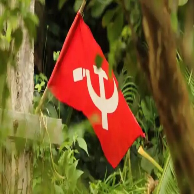 গত ২৭ ফেব্রুয়ারি নির্বাচনের দিন ইভিএম ভাঙার অভিযোগে সিপিআইএম প্রার্থী সঞ্জীব মল্লিক-সহ তিন নেতাকে গ্রেফতার করেছিল পুলিশ৷ জেল হেফাজতের নির্দেশ দেওয়া হয় তাঁকে৷ ফল প্রকাশের সময়ও তিনি জেলেই ছিলেন। বুধবার সন্ধে নাগাদ জেল থেকে ছাড়া পান তিনি। (তথ্য ও ছবি: অক্ষয় ধীবর) 