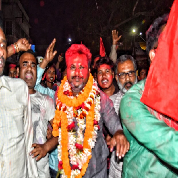 সেখান থেকে বেরোতেই লাল আবিরে তাঁকে রাঙিয়ে তুললেন কর্মীরা। সিপিআইএম-এর  বিজয়ী প্রার্থী সঞ্জীব মল্লিক বলেন, ''তৃণমূল ভেবেছিল দুষ্কৃতীদের নিয়ে ওই ওয়ার্ডকে দখল করবে। কিন্তু ওয়ার্ডের মানুষ রুখে  দিয়েছে তা। এই জয় ওয়ার্ডবাসীর জয়, রামপুরহাট শহরের মানুষের জয়। আমার ওয়ার্ডের যারা দল-মত জাতি-ধর্ম নির্বিশেষে আমাকে সমর্থন করেছেন, তাঁদের কাছে আমি কৃতজ্ঞ।'' (তথ্য ও ছবি: অক্ষয় ধীবর) 