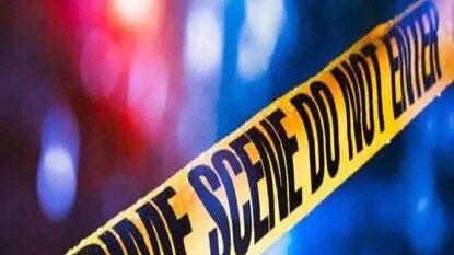 জানা গিয়েছে, ধৃত তিনজনের মধ্যে রয়েছে মৃতের প্রথম পক্ষের স্ত্রী গীতা (৫৪), তার মেয়ে কোমল (২১) এবং দ্বিতীয় পক্ষের স্ত্রী নাজমা (২৮)৷ প্রতীকী ছবি জানা গিয়েছে, ধৃত তিনজনের মধ্যে রয়েছে মৃতের প্রথম পক্ষের স্ত্রী গীতা (৫৪), তার মেয়ে কোমল (২১) এবং দ্বিতীয় পক্ষের স্ত্রী নাজমা (২৮)৷ প্রতীকী ছবি