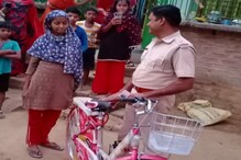 সাতসকালে সাইকেল নিয়ে থানার বড়বাবু, স্কুল পড়ুয়া মেয়েটির চোখের জল মোছালেন তিনি সাতসকালে সাইকেল নিয়ে থানার বড়বাবু, স্কুল পড়ুয়া মেয়েটির চোখের জল মোছালেন তিনি