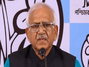 ১৯ লাইনের এই কবিতার ছত্রে ছত্রে আক্রমণ শানানো হয়েছে। 