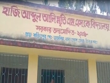 দেগঙ্গার এই স্কুলেই ২ শিক্ষক হাতাহাতিতে জড়িয়ে পড়েন। 