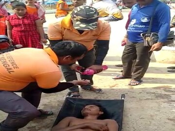 নুলিয়াদের কৃপায় অল্পের জন্য় রক্ষা পান যুবক
