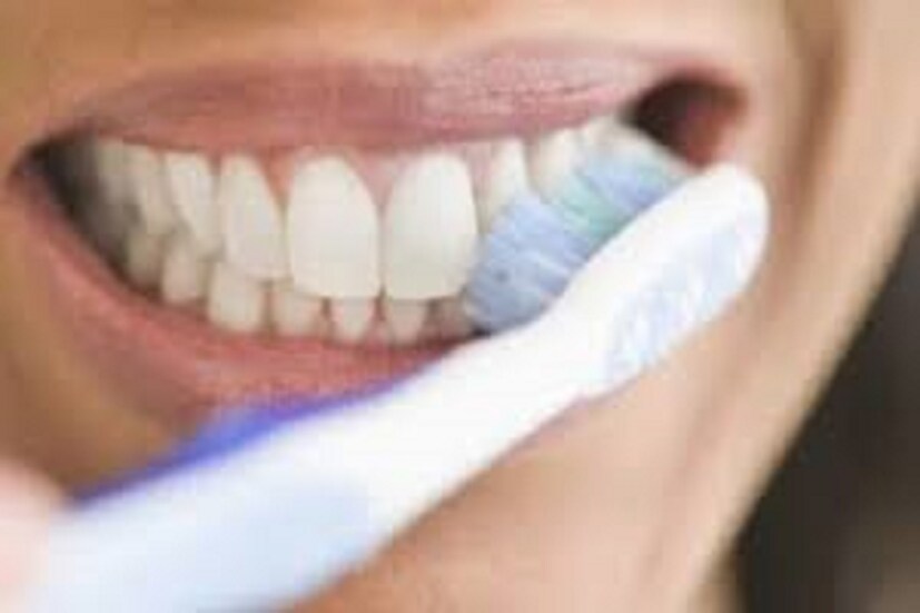 প্রতিদিন ব্রাশ না করলে যে যে বড়সড় সমস্যার মুখোমুখি হতে হয়, একমাস ধরে দাঁত না মাজলে সুন্দর দাঁতগুলির যে অবস্থা হতে পারে ৷ প্রতীকী ছবি ৷