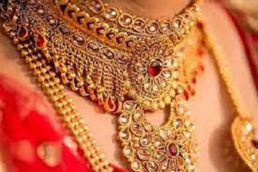 কলকাতায় ২২ ক্যারাট সোনার ১ গ্রামের দাম ৪,৮৪০ টাকা (বেড়েছে ২০ টাকা), ৮ গ্রামের দাম ৩৮,৭২০ টাকা (বেড়েছে ১৬০ টাকা) ৷ প্রতীকী ছবি ৷