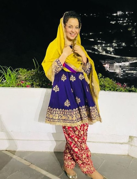 সোশ্যাল মিডিয়ায় শেয়ার করা ছবিতে দেখা যাচ্ছে কঙ্গনা (Kangana Ranaut) জন্মদিনের জন্য নিয়েছেন একটি নীল রঙের ডিজাইনার কুর্তা, লাল রঙের একটি সালওয়ার এবং হলুদ ওড়না। 