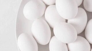 কয়েকদিন আগেও খুচরো ডিম বিক্রি হয়েছে ১২ টাকা জোড়া। জানা যাচ্ছে, অন্ধ্রপ্রদেশ, তেলঙ্গানা থেকে আমদানি করা পাইকারি ডিমের দাম বাড়ায় এই বিপত্তি দেখা দিয়েছে। তাতেই গত একমাসে এক জোড়া ডিমের দাম গড়ে তিন টাকা করে বেড়েছে।