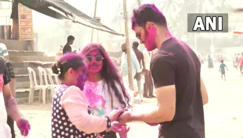 মহারাষ্ট্রতেও করোনা ভাইরাসকে ভুলে রঙের খেলায় মেতে উঠলেন মানুষ। সামনে এল সেই ছবি। photo source ANI