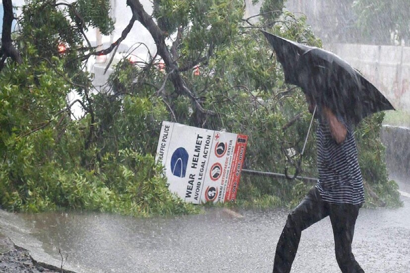 *আবহাওয়া (West Bengal Weather Update) দফতর সূত্রে খবর সিকিম থেকে ছত্তিশগড় অবধি বড়সড় পরিবর্তন হয়েছে অক্ষরেখার অবস্থানে। ফলে প্রচুর পরিমাণে জলীয় বাষ্প বঙ্গোপসাগর থেকে ঢুকছে বাংলায়। যার জেরেই বৃষ্টির (West Bengal Weather Forecast) সম্ভাবনা তৈরি হয়েছে। যদিও বাতাসে বিপুল পরিমাণ জলীয় বাষ্পের জন্য বাড়তে পারে আর্দ্রতা জনিত অস্বস্তি বাড়বে গরমও। প্রতীকী ছবি।
