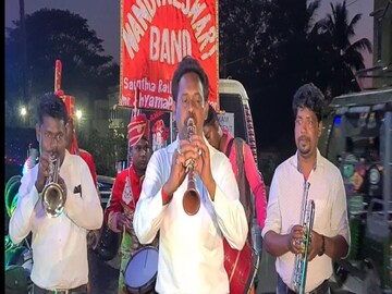 বিয়েবাড়িতে সানাই বাজালেন কাউন্সিলর 