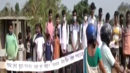 পথে নামলেন পড়ুয়ারা পথে নামলেন পড়ুয়ারা